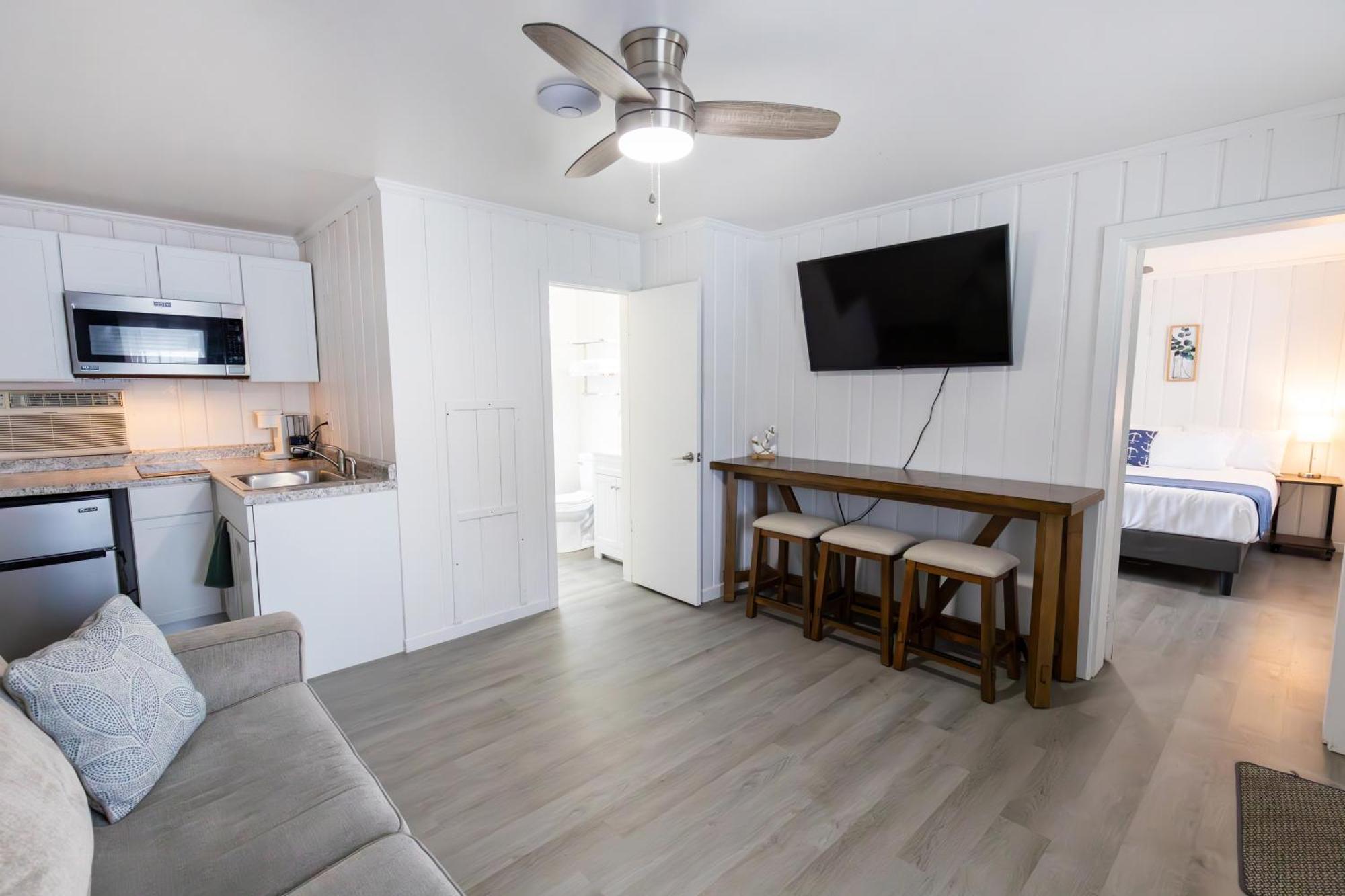 Anchor Bay Inn And Suites Sandusky Room photo